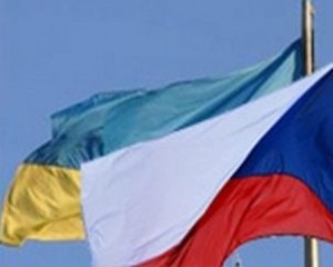 Азаров хочет поменять украинских технарей на чешских