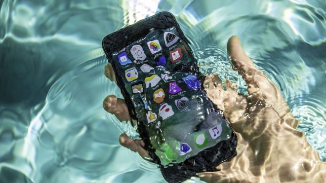 iPhone 7 пролежал ночь в ледяной воде и «выжил»