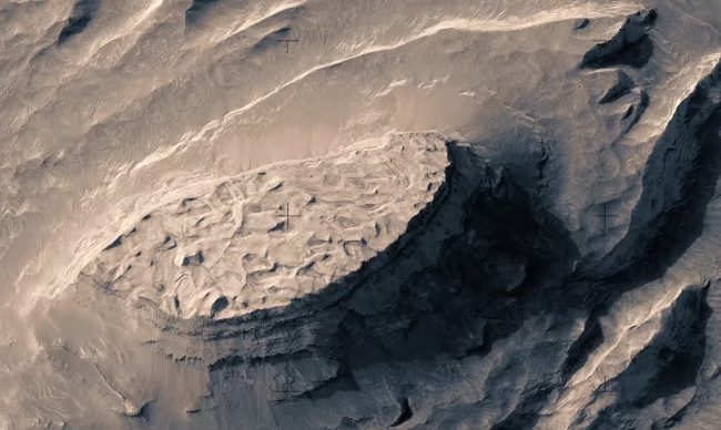 Невероятно красивый полёт над поверхностью Марса