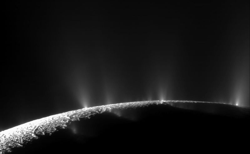Океанський супутник Енцелад має всі речовини, необхідні для життя