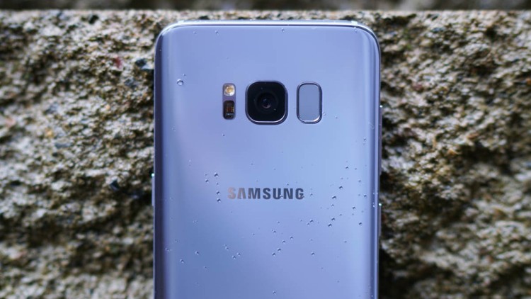 Вертикальное расположение двойной камеры в Samsung Galaxy C10 «показано» эскизом