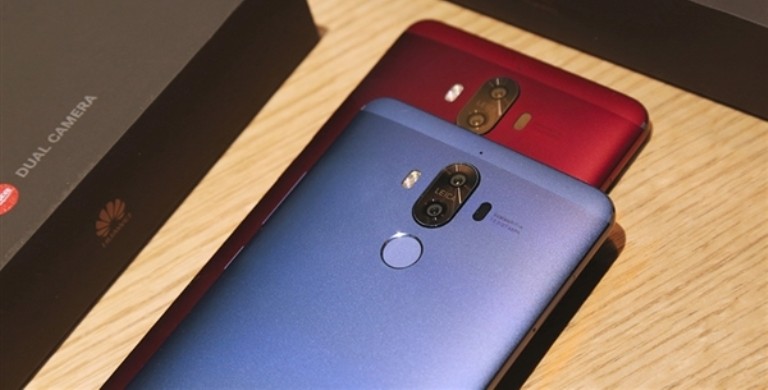 Появились фотографии синего и красного Huawei Mate 9