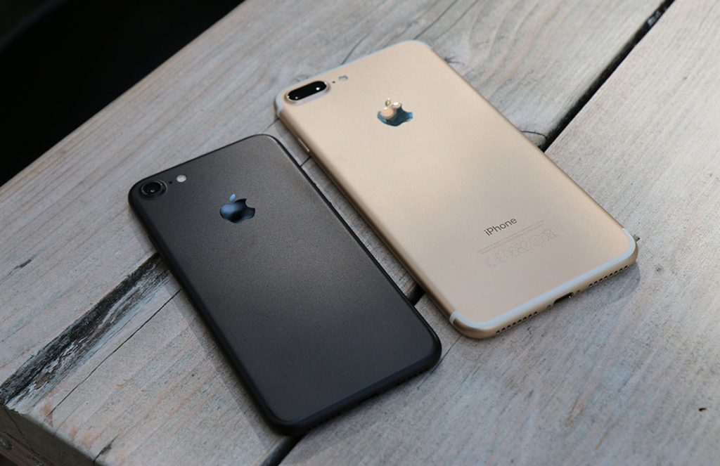 Новый iPhone близко, а iPhone 7 не думает сдаваться