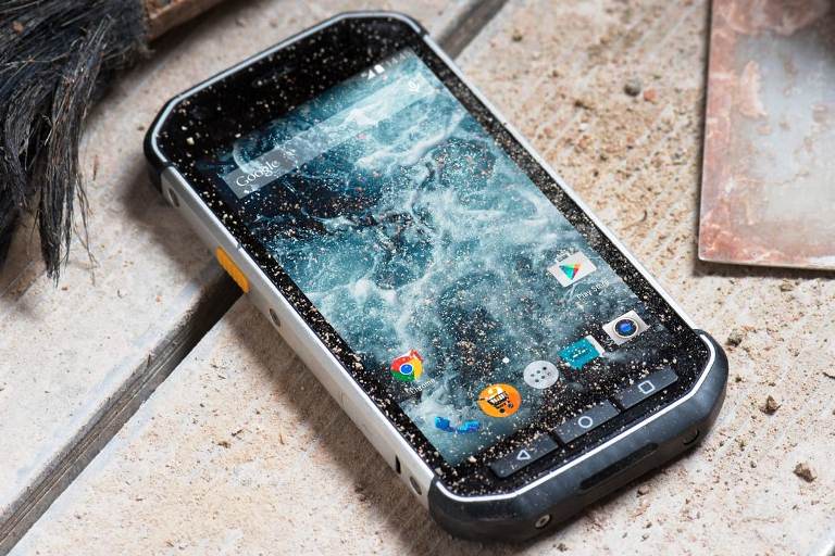 Uhans K01 – «неубиваемый» смартфон, который можно топить в воде