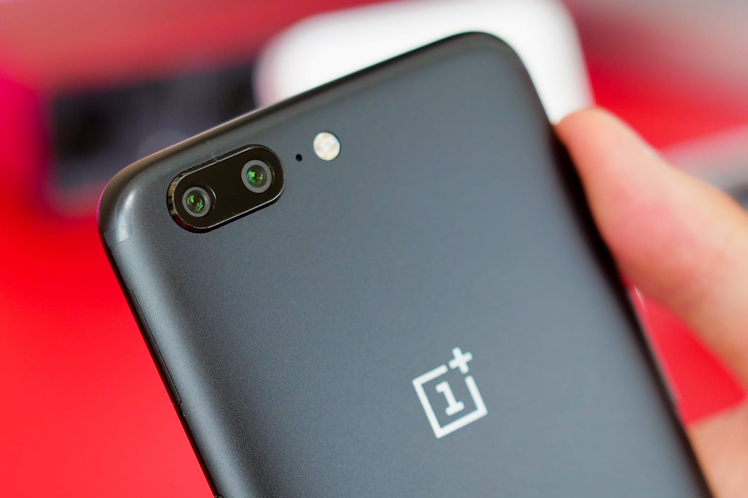 Потребители считают покупку OnePlus 5T сомнительной