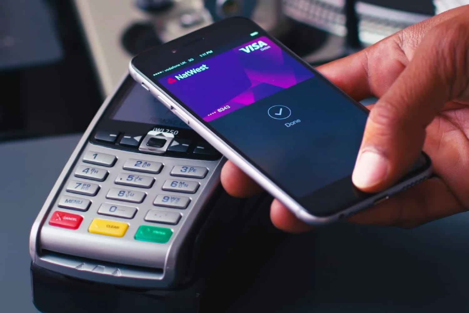 Бесконтактная оплата через телефон. Бесконтактные платежи NFC. Apple pay NFC. NFC технология. NFC оплата.