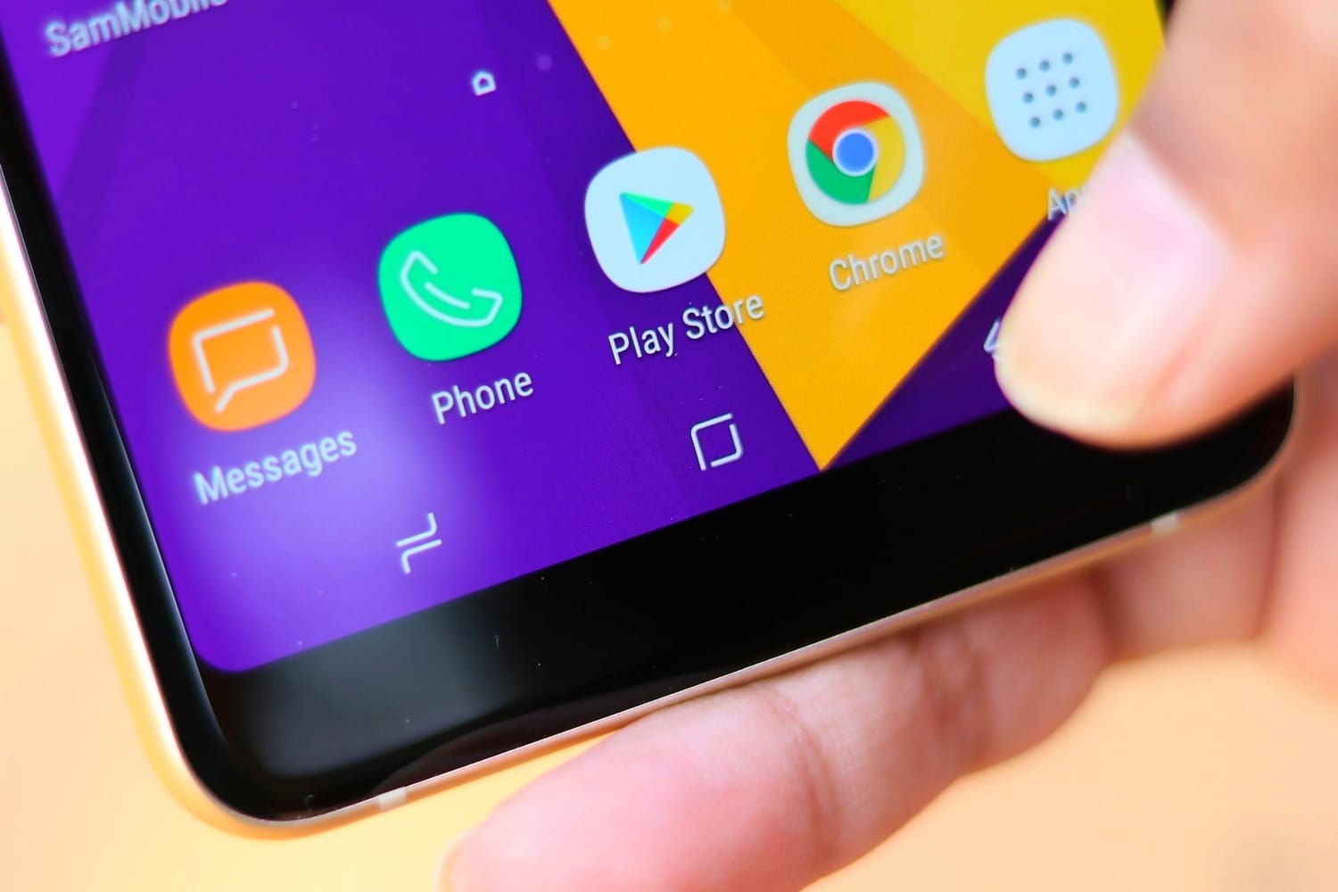 Galaxy J6 оснащен безрамочным экраном и работает на Android 8.0 Oreo