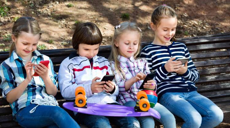 Тысячи приложений из Google Play шпионят за детьми