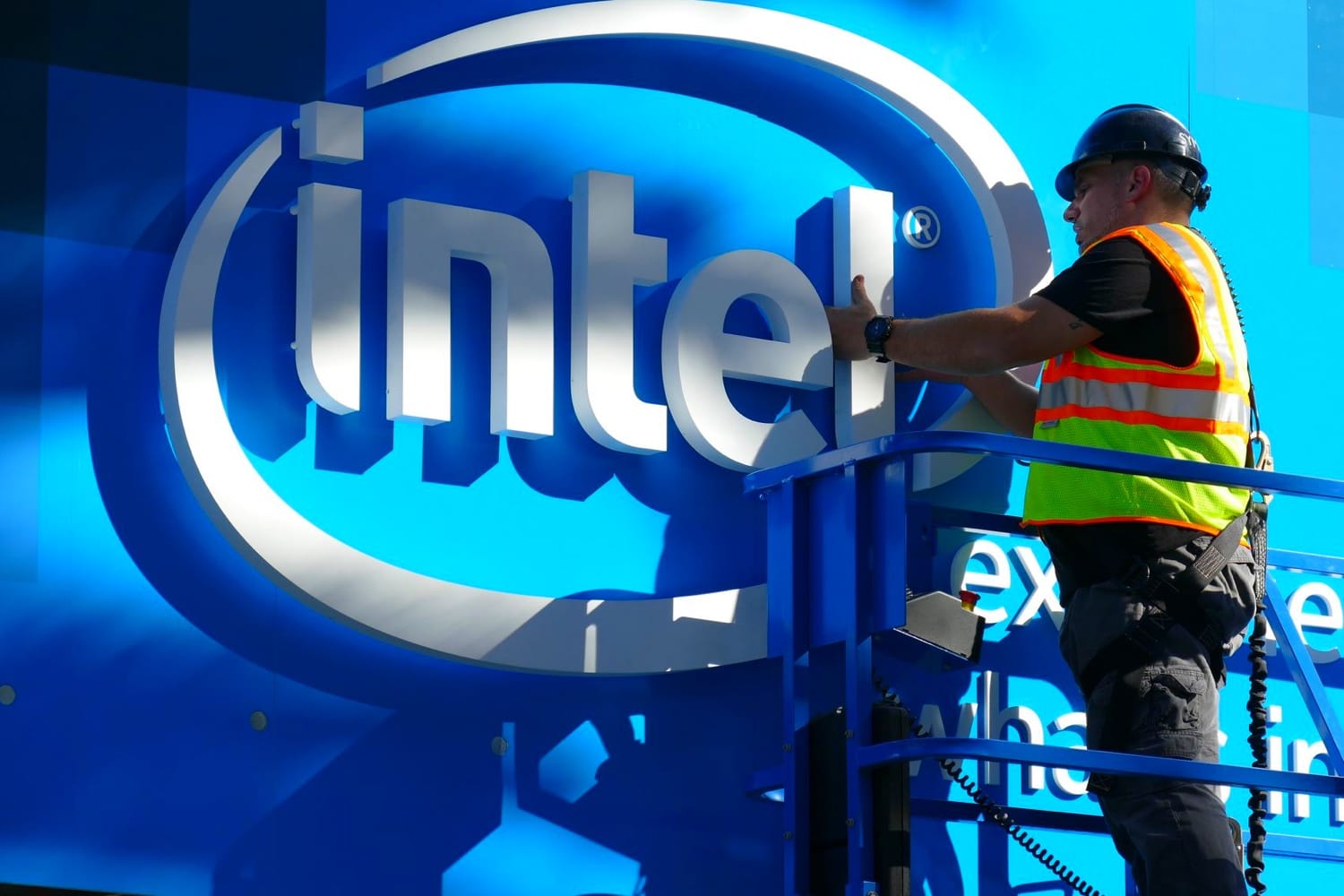 В процессорах Intel найдено еще 3 уязвимости, которые позволяют красть данные