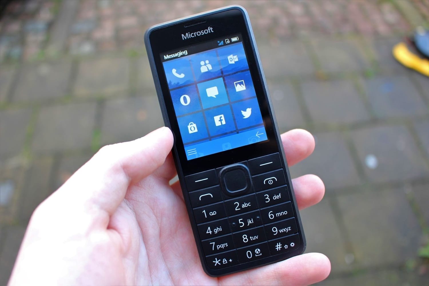 Выпущен кнопочный телефон 4G, который работает на Windows 10
