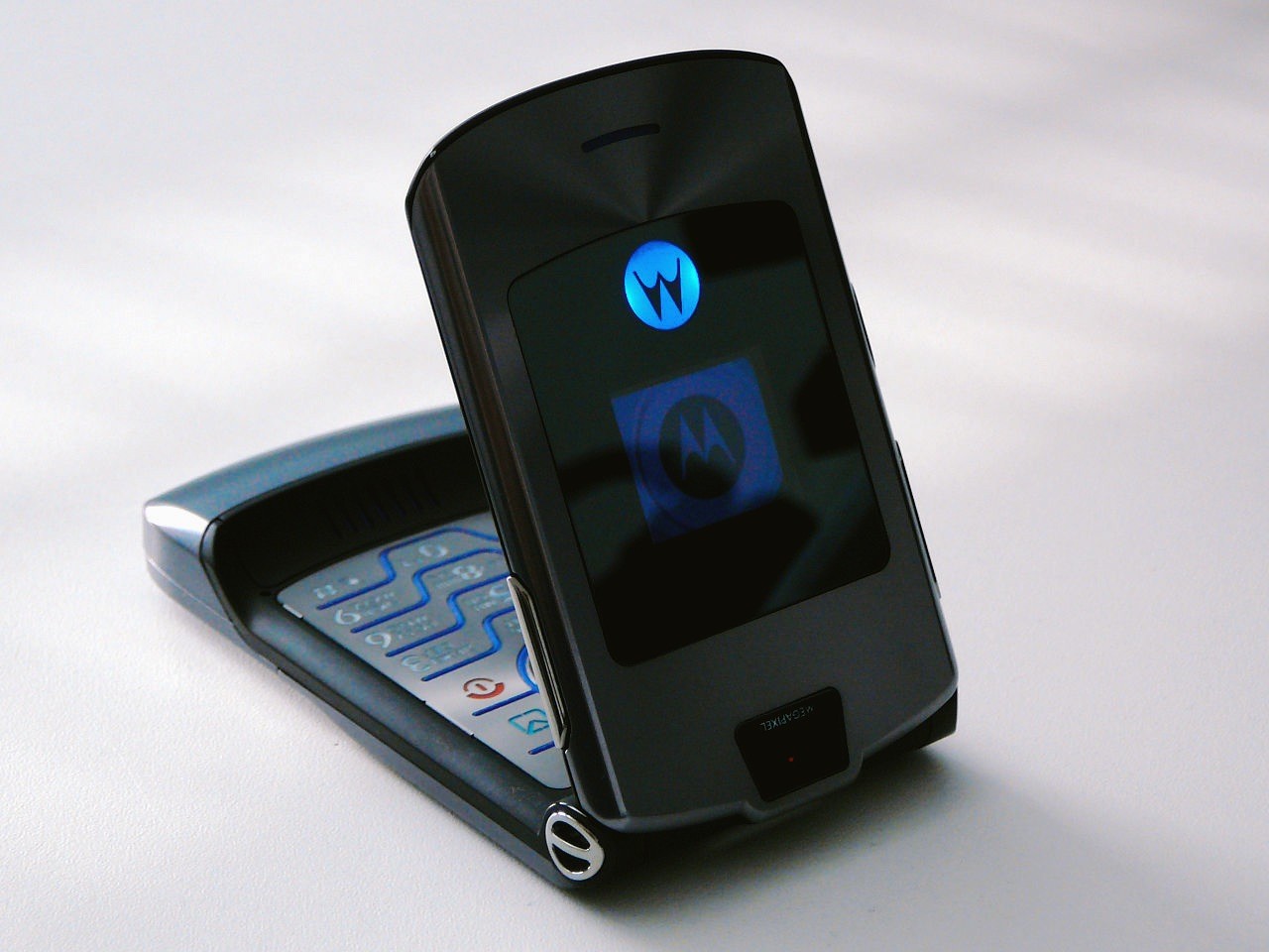 Motorola: неровности у экрана смартфона razr — это нормально