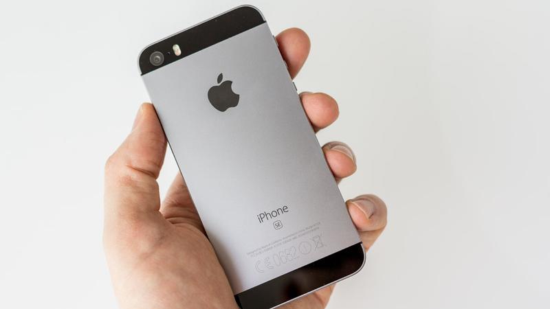 Apple решила возобновить продажи iPhone SE