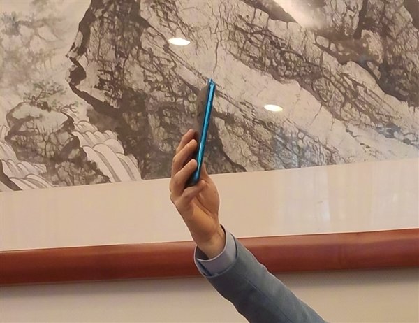 Президент Xiaomi Лин Бин показал Redmi K20 Pro