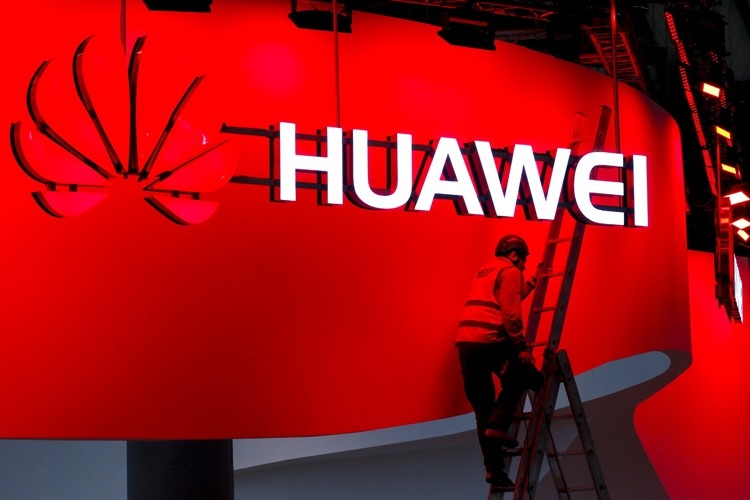 Злоумышленники взломали аккаунт Huawei в Twitter, чтобы оскорбить Apple