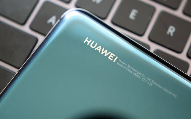 Huawei готовит смартфон с «дырявым» экраном и двойной камерой