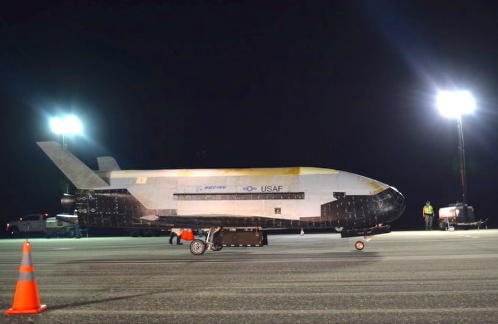 Секретный многоразовый космоплан X-37B наградили за рекордные по длительности полёты