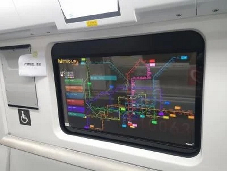 LG начала устанавливать прозрачные OLED-экраны в вагонах метро