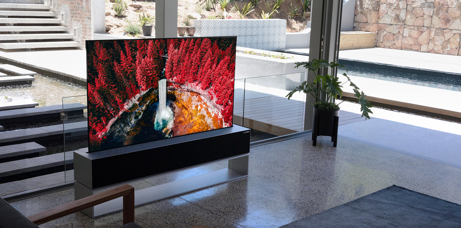LG оголосила про початок продажу першого в світі телевізора, що згортається