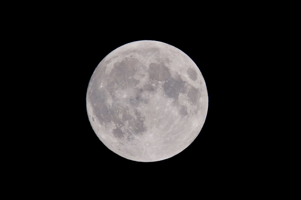 Вперше виміряно дозу радіації на поверхні Місяця photo of full moon