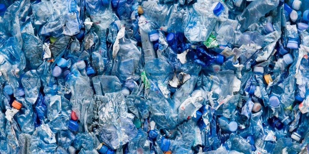 Створено “суперфермент”, який розкладає пластикові пляшки