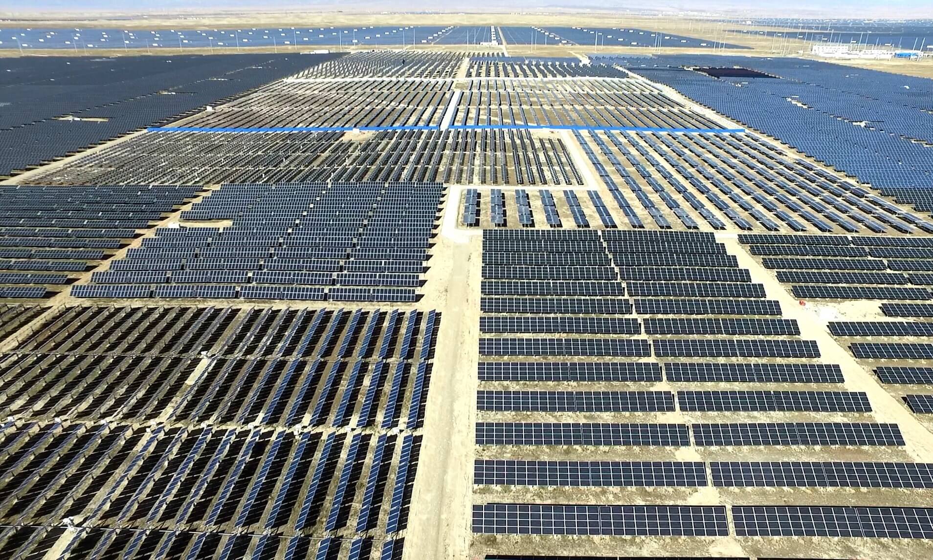 Какая электростанция самая крупная. Солнечная ферма в пустыне Тенгер, Китай. Солнечные электростанции 3 МВТ. Солнечный парк Хуанхэ (Китай). Солнечная электростанция Лунъянся.