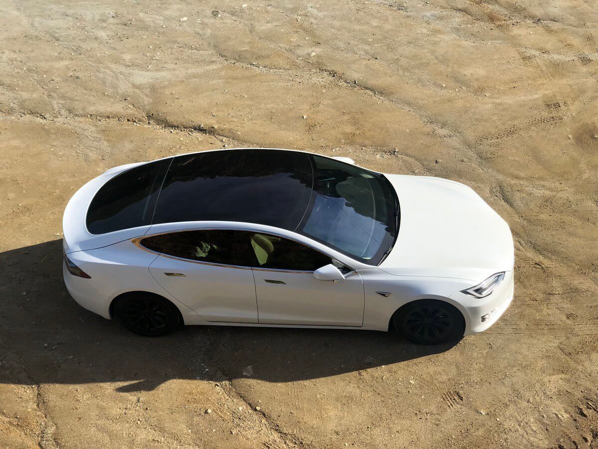 У Tesla Model Y вітром відірвало дах