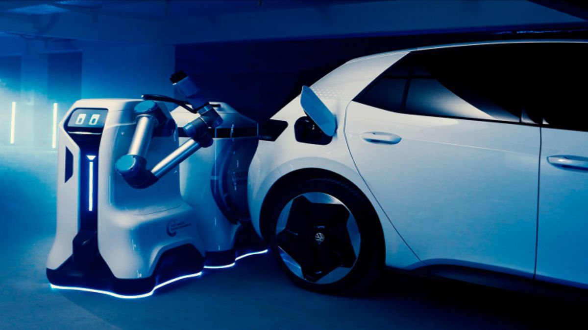 Volkswagen показала робота для зарядки електромобілів