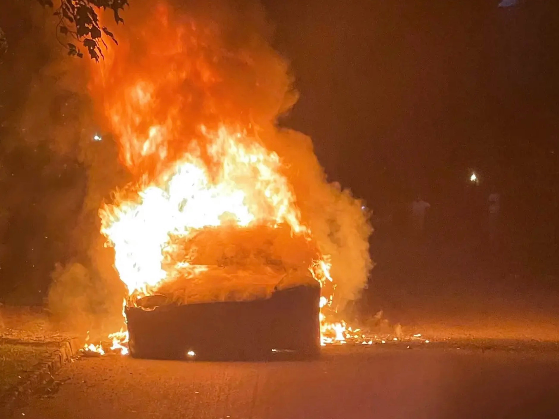 Автомобіль Tesla загорівся на ходу через кілька днів після покупки