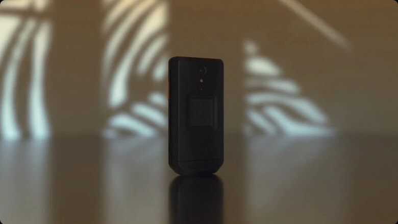 Представлений Cat S22 Flip — смартфон з крихітним екраном в незвичайному форм-факторі
