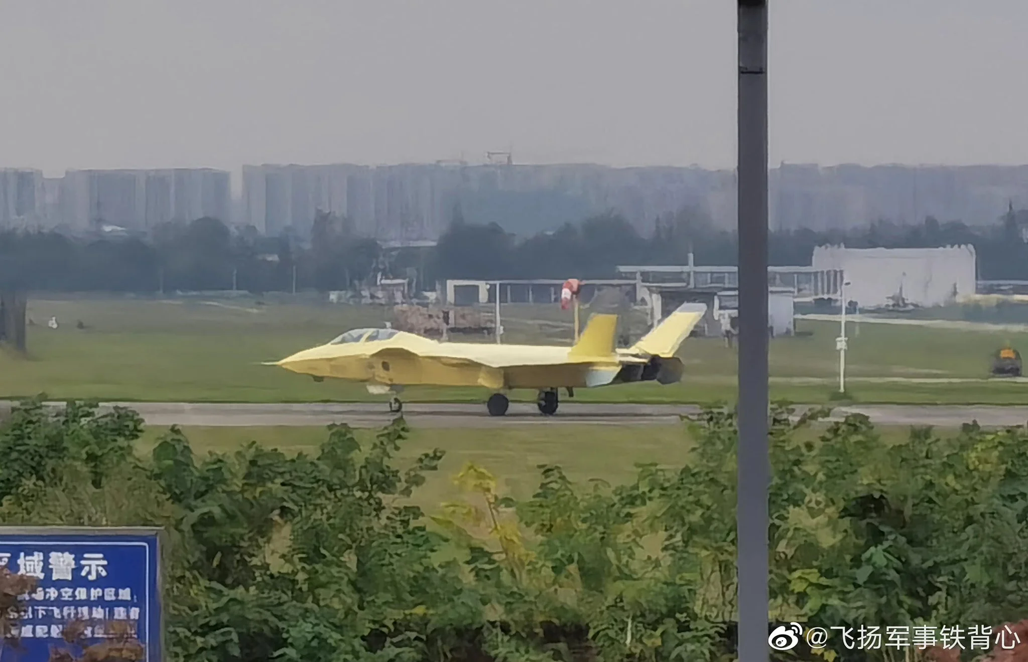 В Мережу втекли фотографії двомісного китайського винищувача J-20