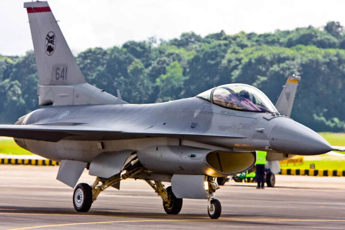 Перший F-16 із нового заводу Lockheed Martin піднявся у небо