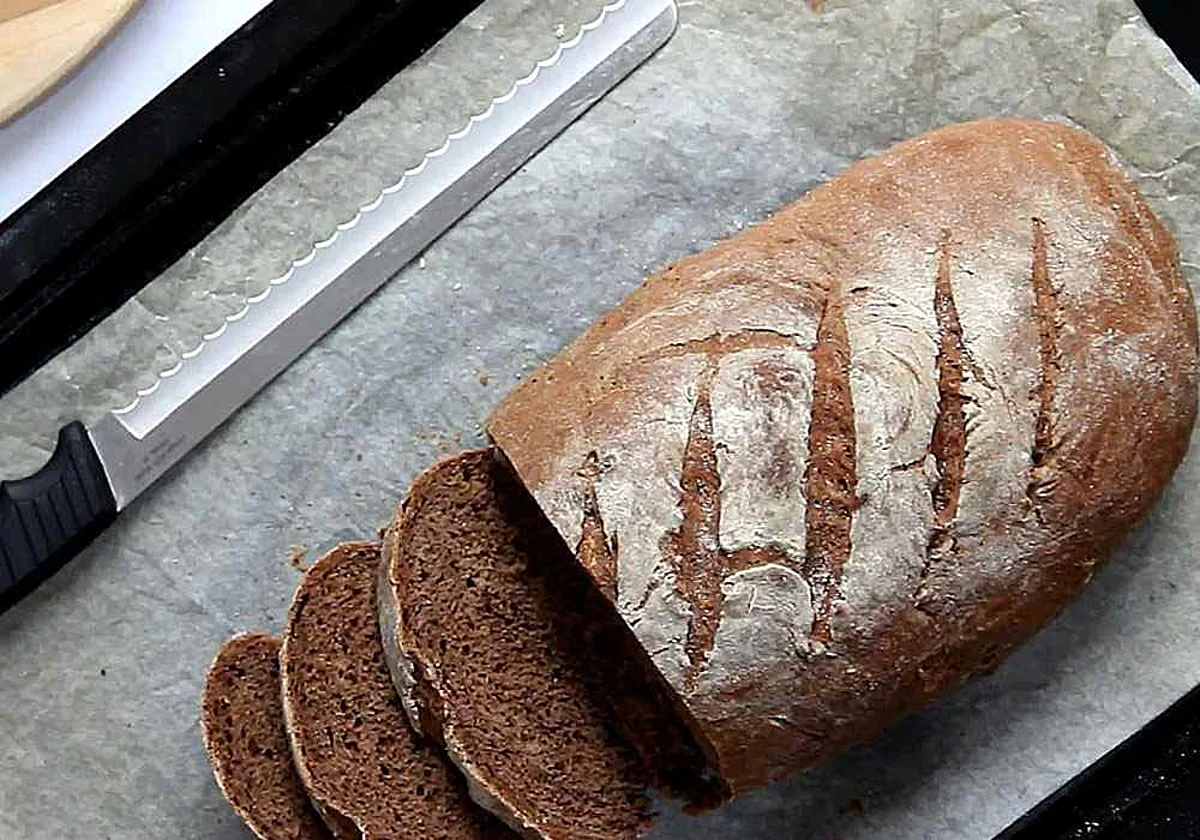 Вкусный черный хлеб в духовке. Ржаной хлеб. Черный хлеб в духовке. Хлеб ржаной в духовке. Чёрный свежеиспечённый хлеб.