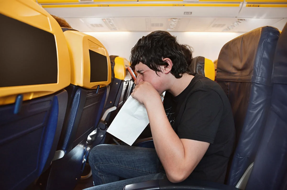 Як позбутися нудоти під час польоту літаком