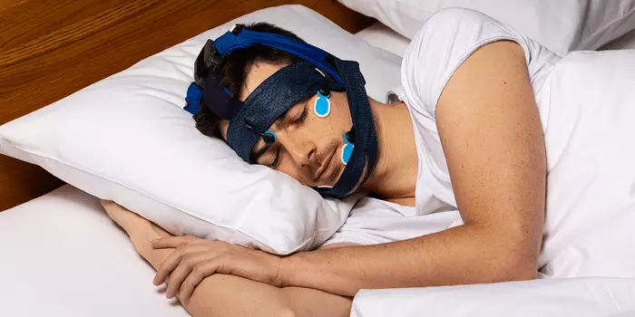 Створений шолом для покращення якості сну