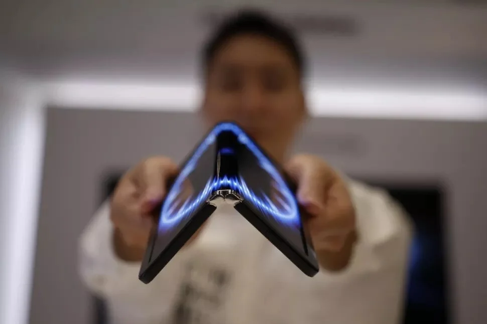 Представлені прототипи смартфона з екраном 360 Foldable OLED