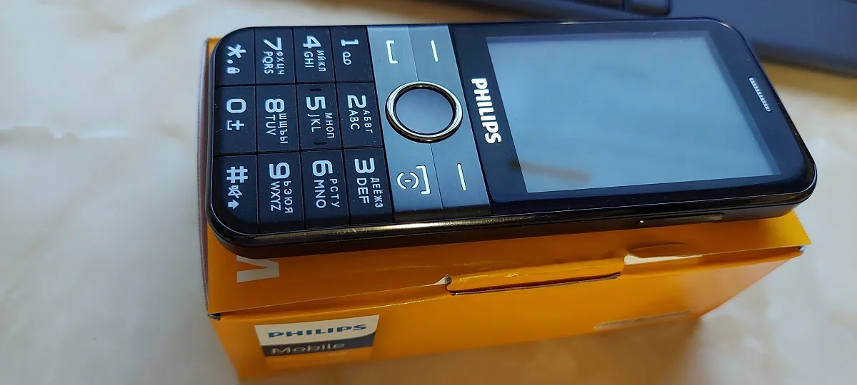 Представлений «телефон-цегла» Philips Xenium E2301