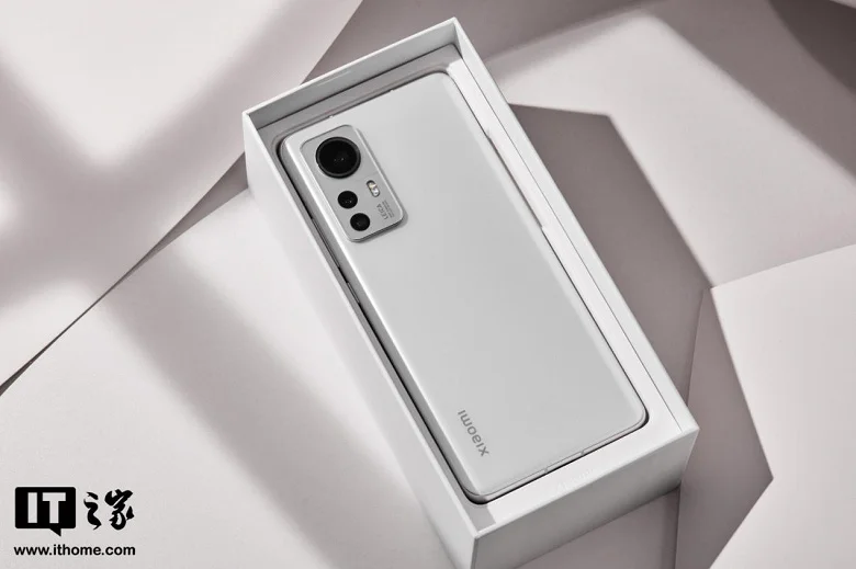Compact flagship Xiaomi 12S shown live