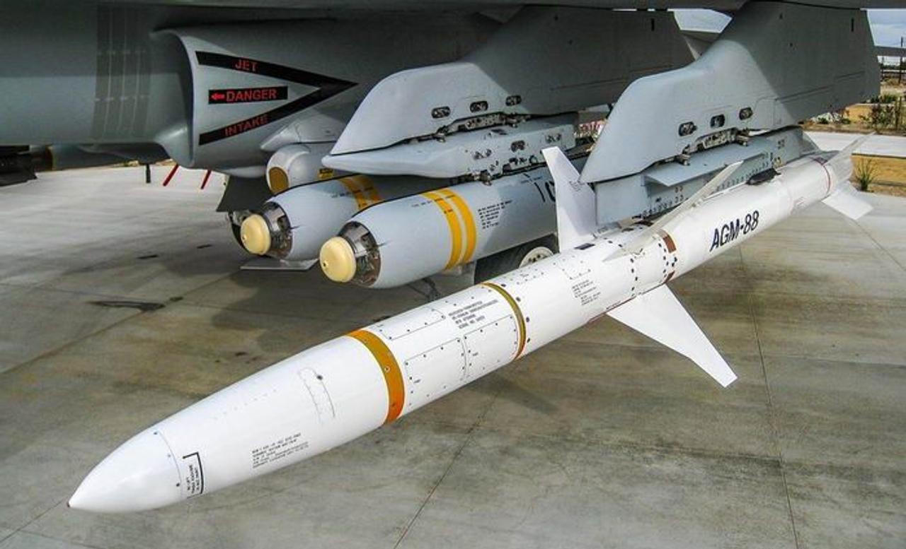 Як працюють високошвидкісні протирадіолокаційні ракети AGM-88 (HARM)