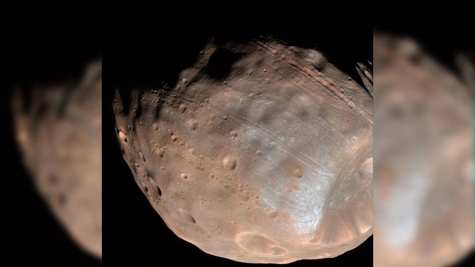 Марс повільно розриває свій супутник Фобос на частини