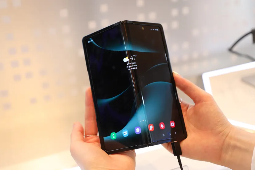 Samsung представила дисплей, що згинається в обидві сторони
