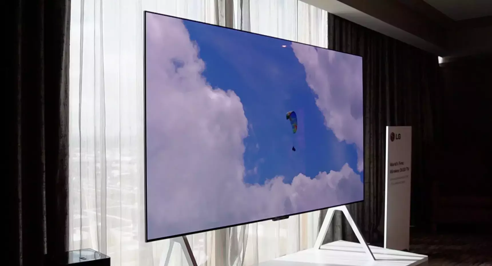 LG показала 97-дюймовий телевізор без жодного роз’єму
