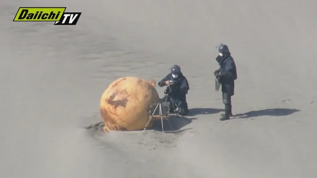 На березі Японії знайшли таємничу кулю
