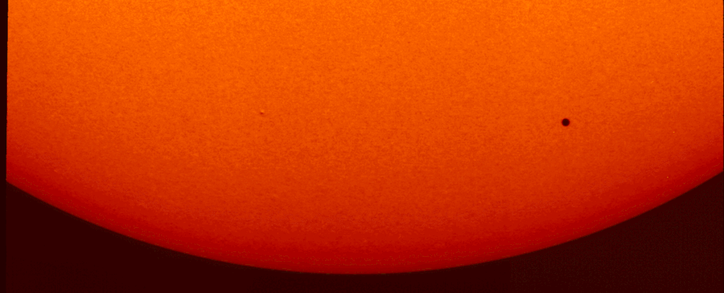 Solar Orbiter зняв, як Меркурій перетинає обличчя Сонця