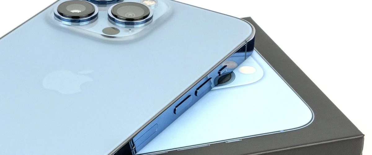 Дизайн iPhone 15 Pro підтверджують перші фото та відео чохлів