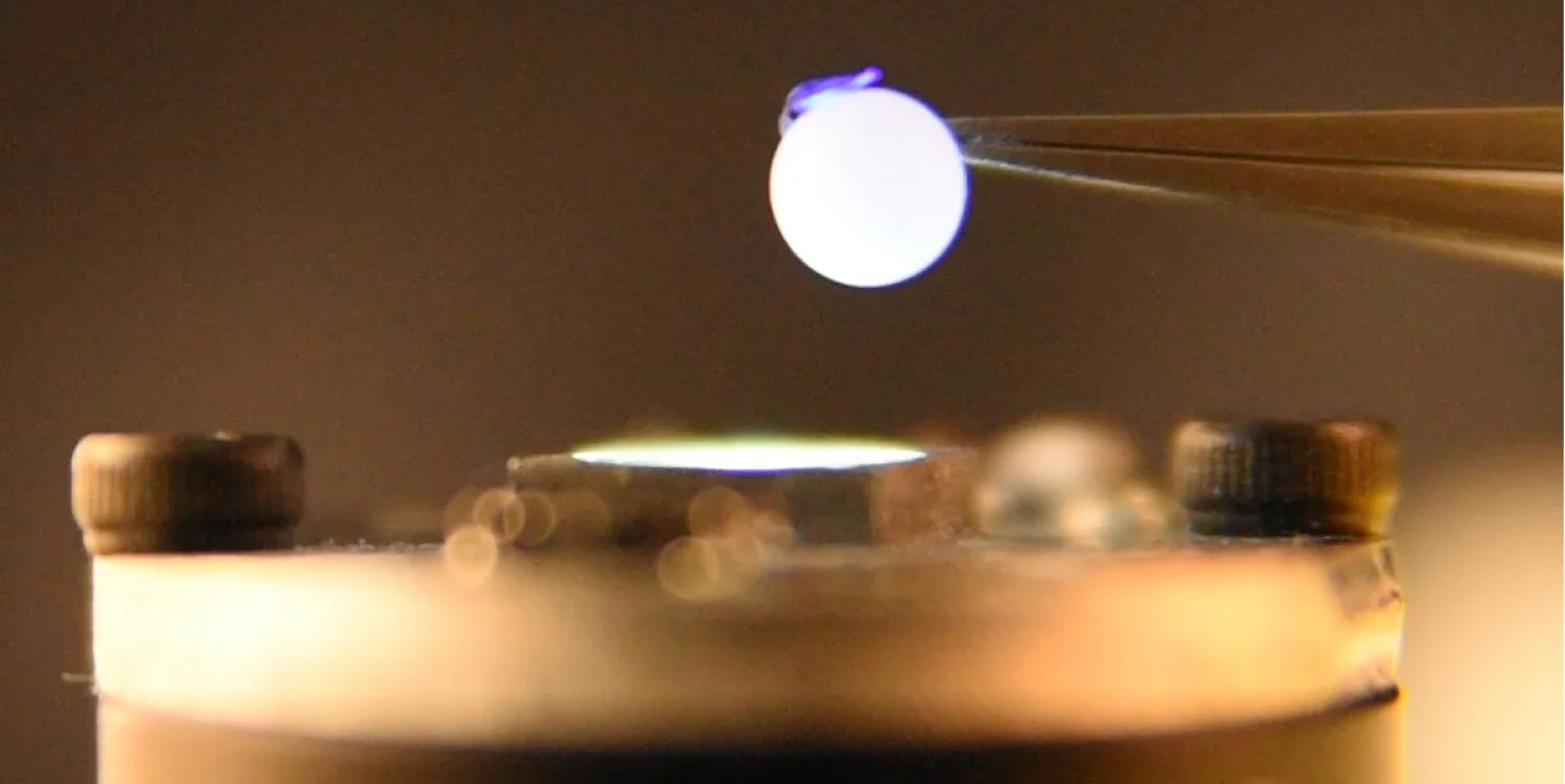 Вчені розробляють масиви кристалів, які передають ефективну бездротову енергію