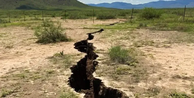 На південному заході США з’явилися гігантські тріщини в землі