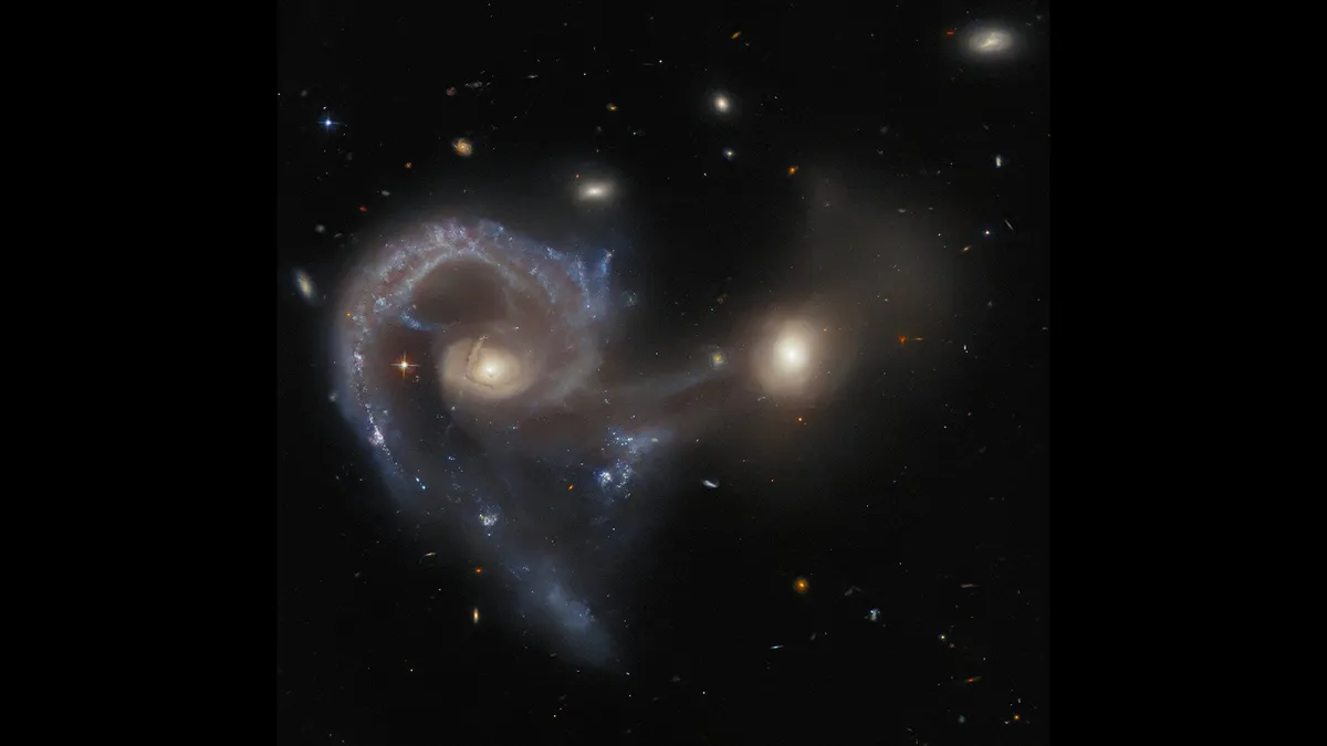 Hubble зафіксував аварію галактики
