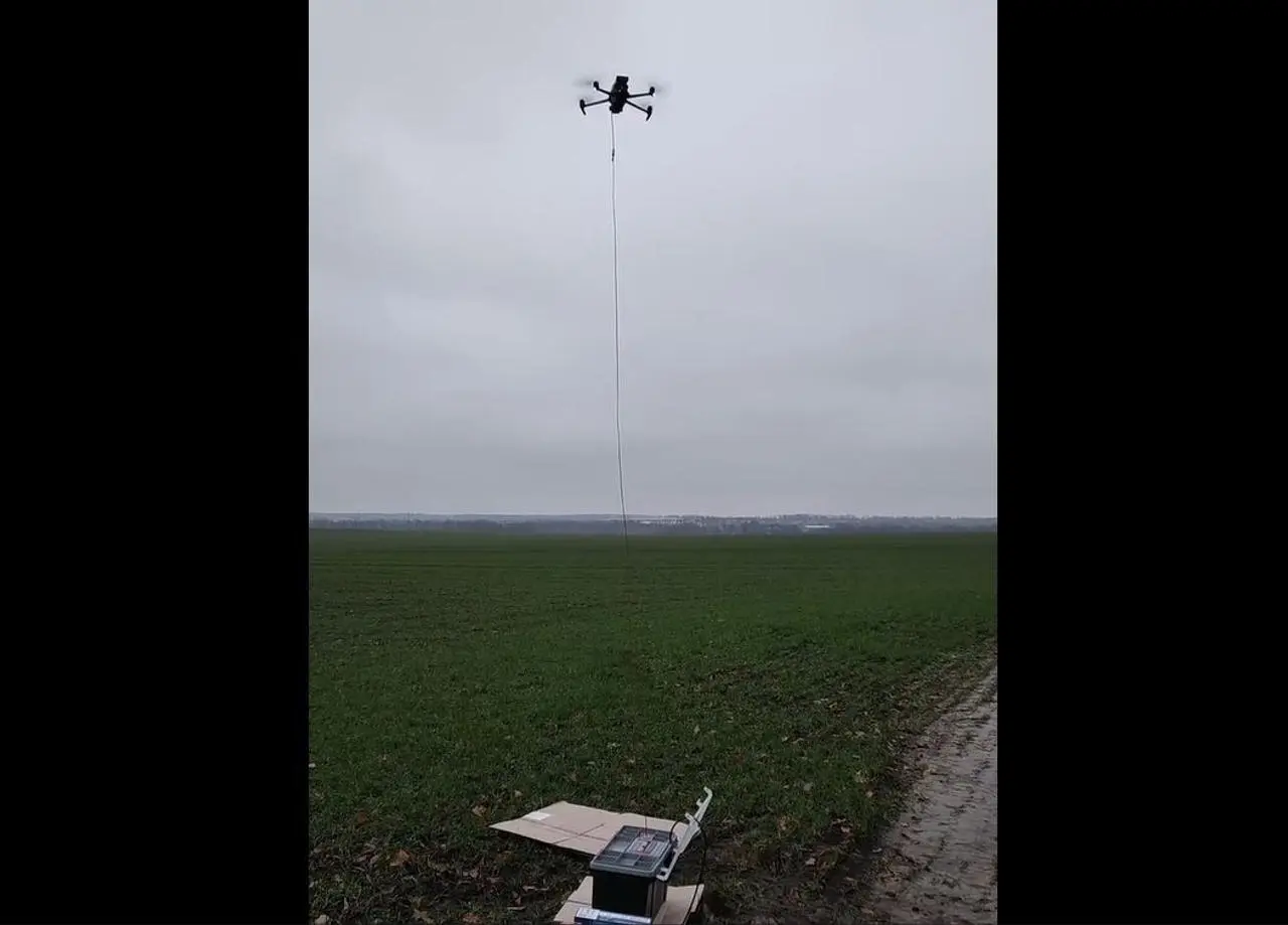 Українські інженери представили систему живлення дрона кабелем із землі