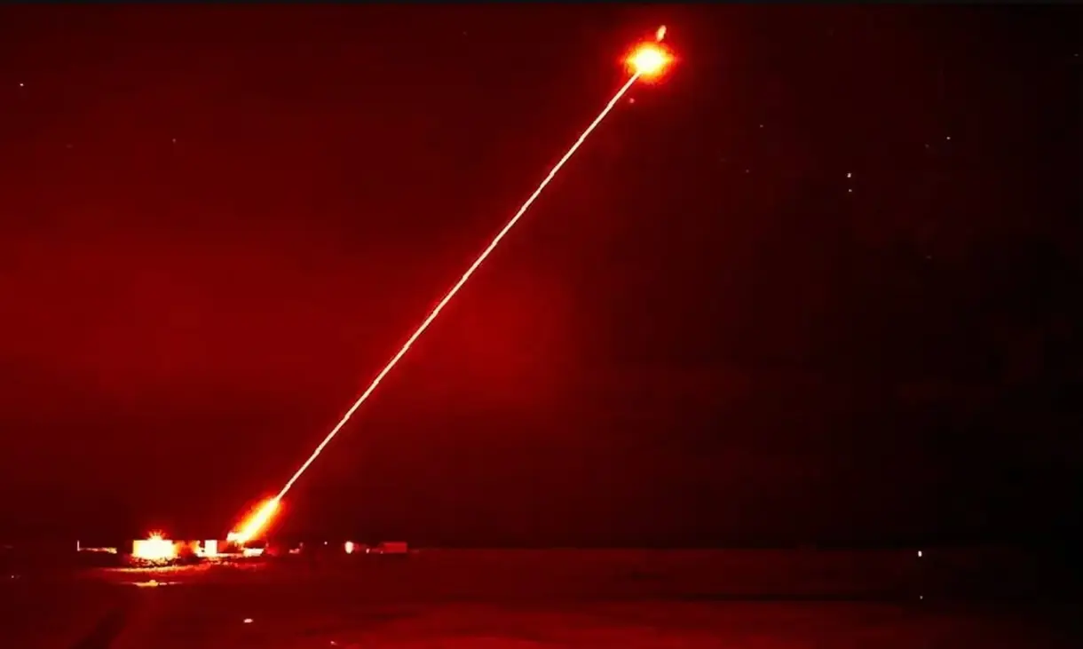 Великобританія випробувала лазерну зброю DragonFire, встановлену на бронемашині Wolfhound