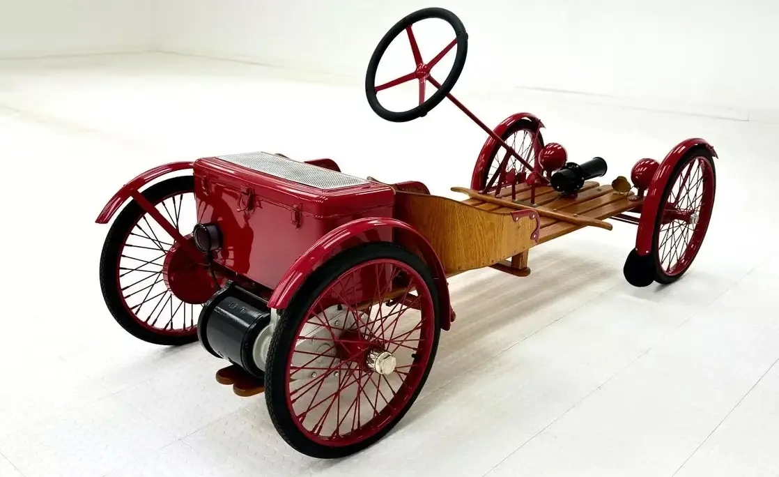 100-річний автомобіль Auto Red Bug виставили на продаж
